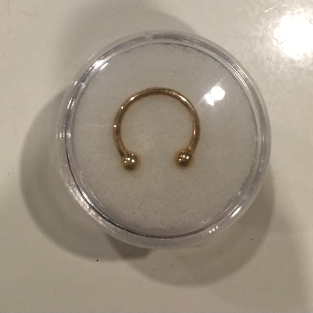 Used yellow gold Leroi horse shoe, 16g and 3/8s diameter. Great for septum flip✨